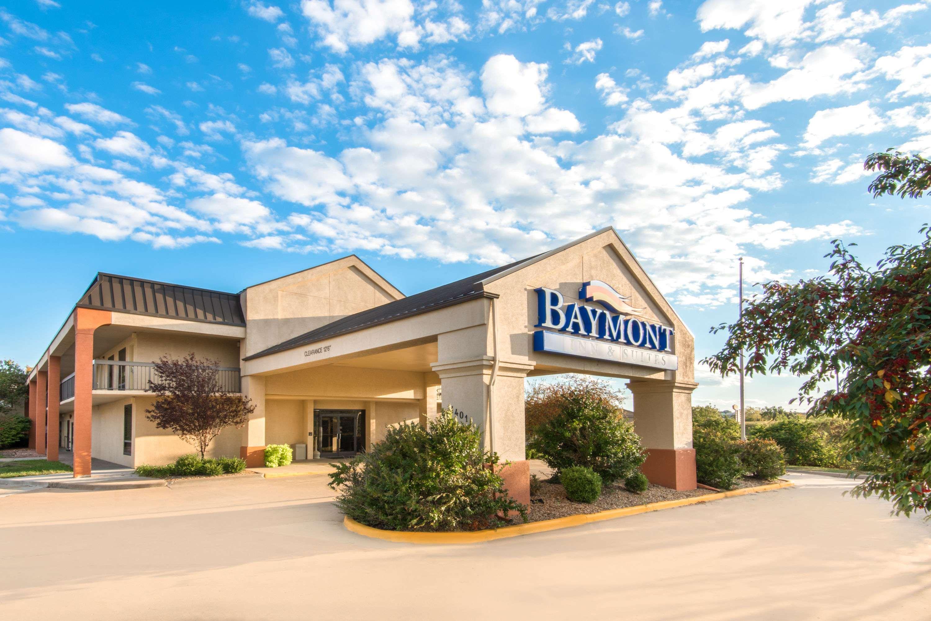 Baymont By Wyndham Topeka Exterior photo